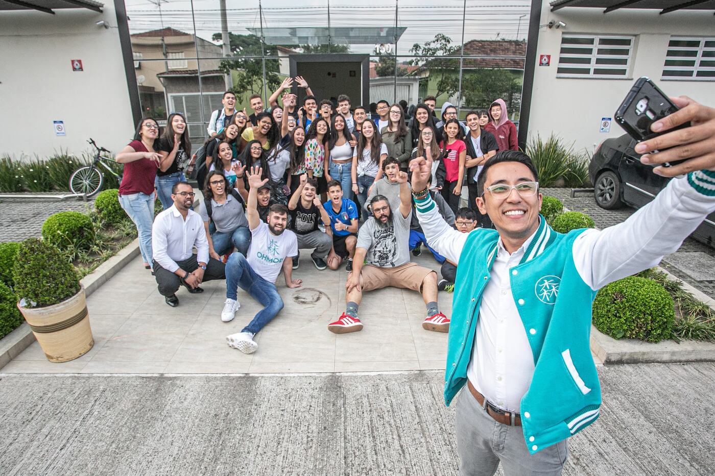 Marco faz selfie com dezenas de alunos na frente da escola durante a gravação