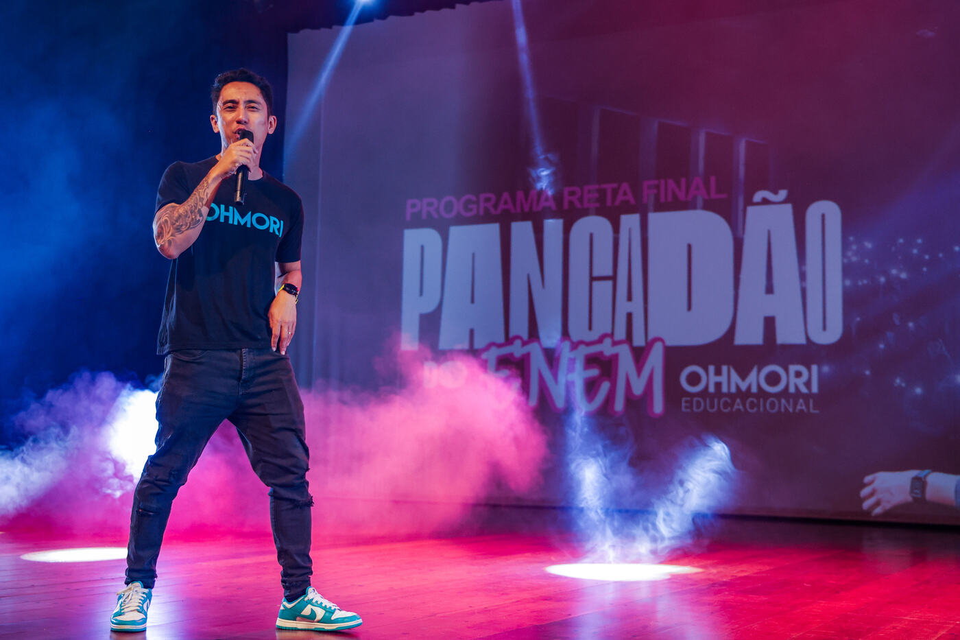 Marco no palco do Pancadão do ENEM entre jatos de fumaça
