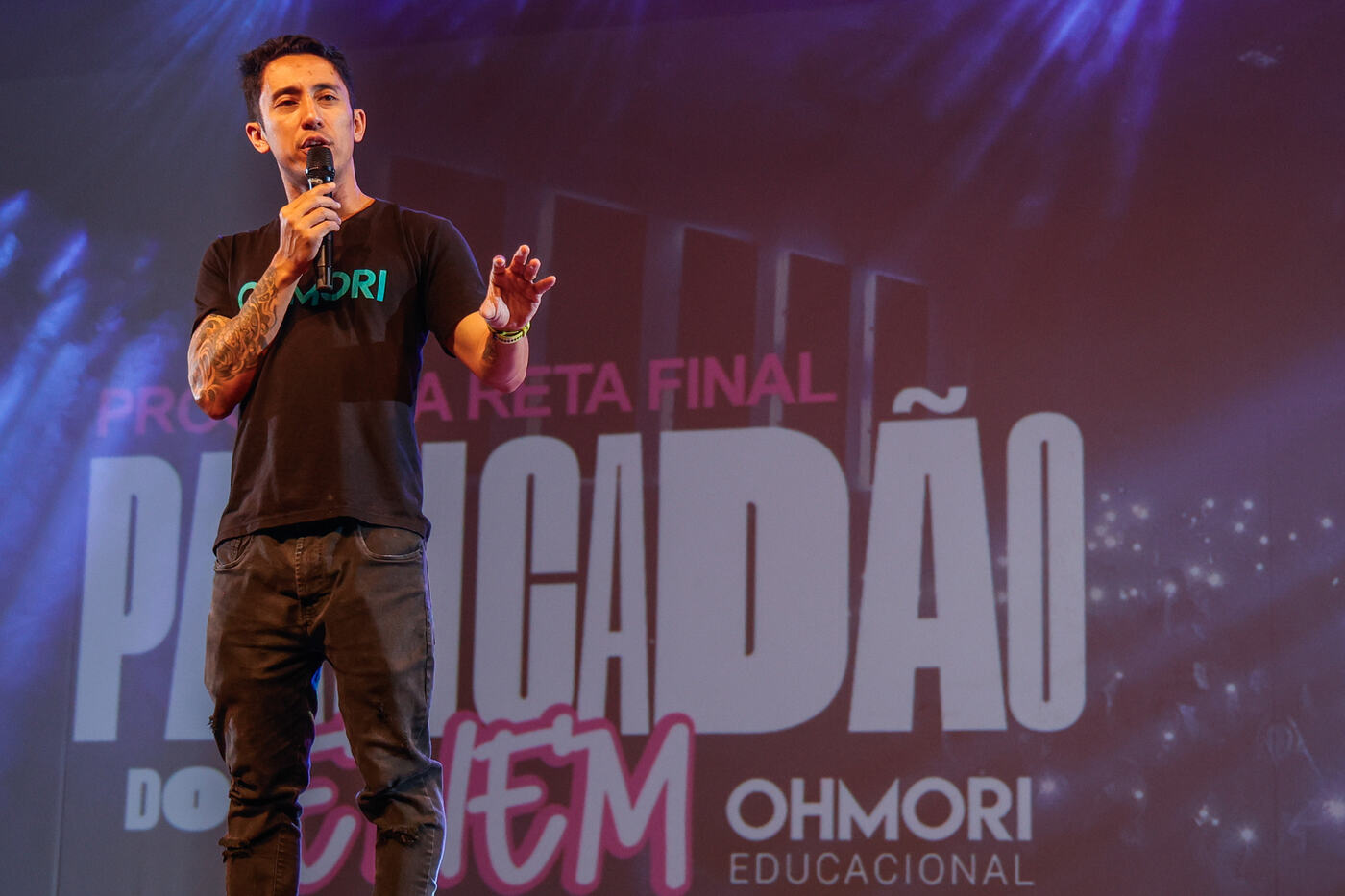 Marco no palco do Pancadão do ENEM falando para vestibulandos